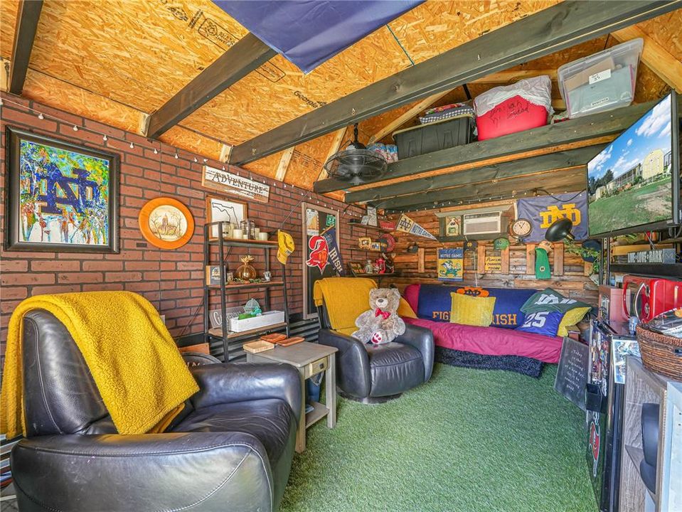 合同活跃: $219,000 (3 贝兹, 1 浴室, 1056 平方英尺)