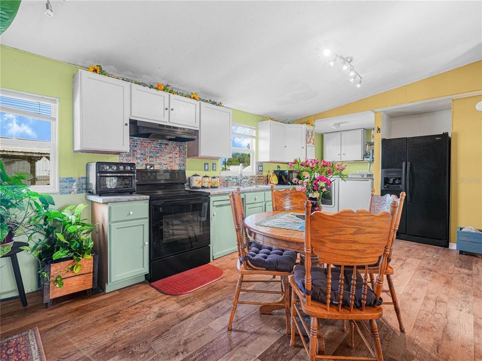 合同活跃: $219,000 (3 贝兹, 1 浴室, 1056 平方英尺)