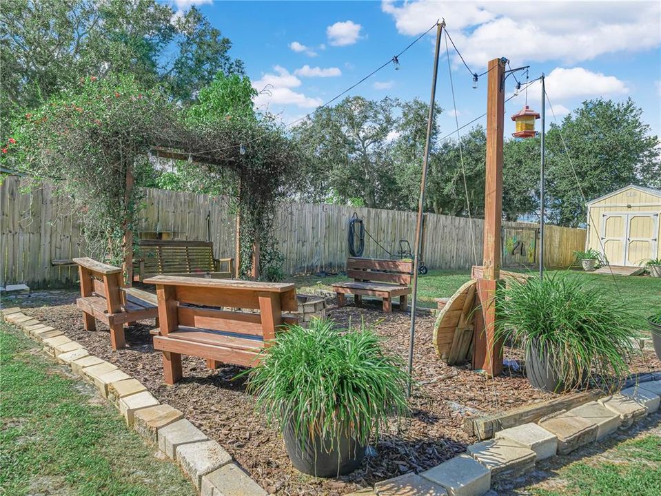 合同活跃: $219,000 (3 贝兹, 1 浴室, 1056 平方英尺)