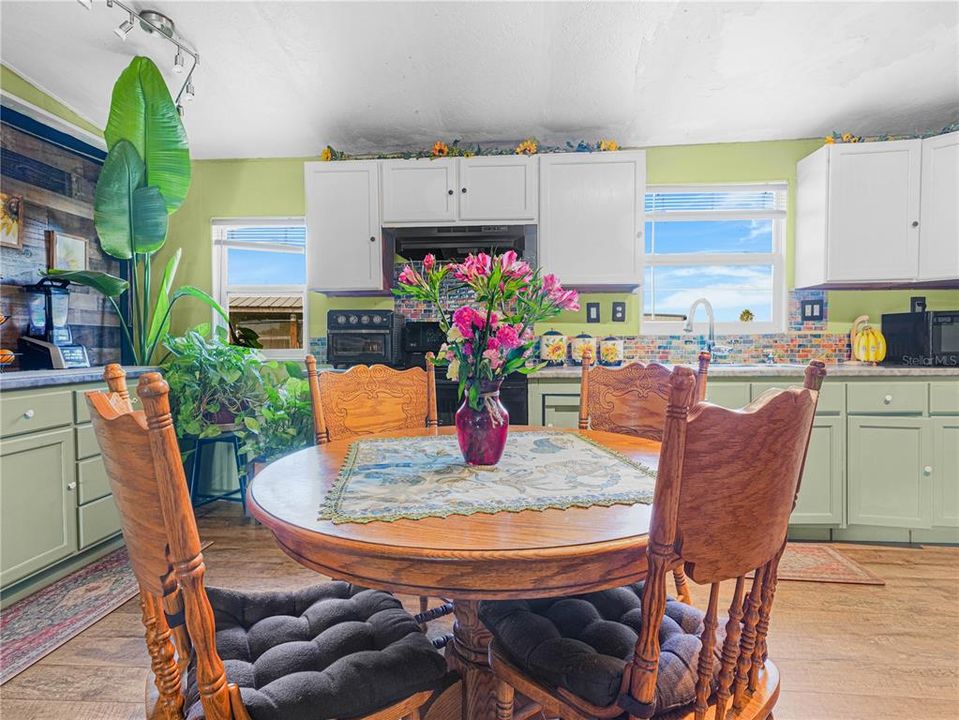 合同活跃: $219,000 (3 贝兹, 1 浴室, 1056 平方英尺)