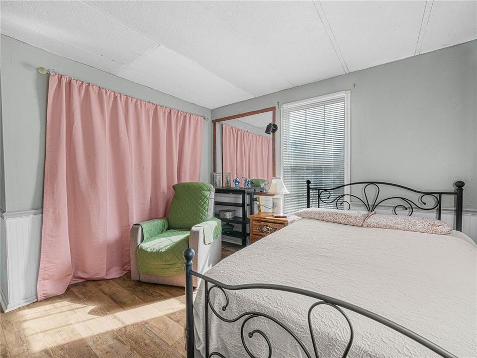 合同活跃: $219,000 (3 贝兹, 1 浴室, 1056 平方英尺)