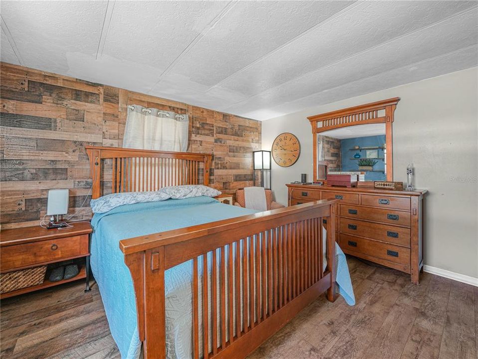 合同活跃: $219,000 (3 贝兹, 1 浴室, 1056 平方英尺)