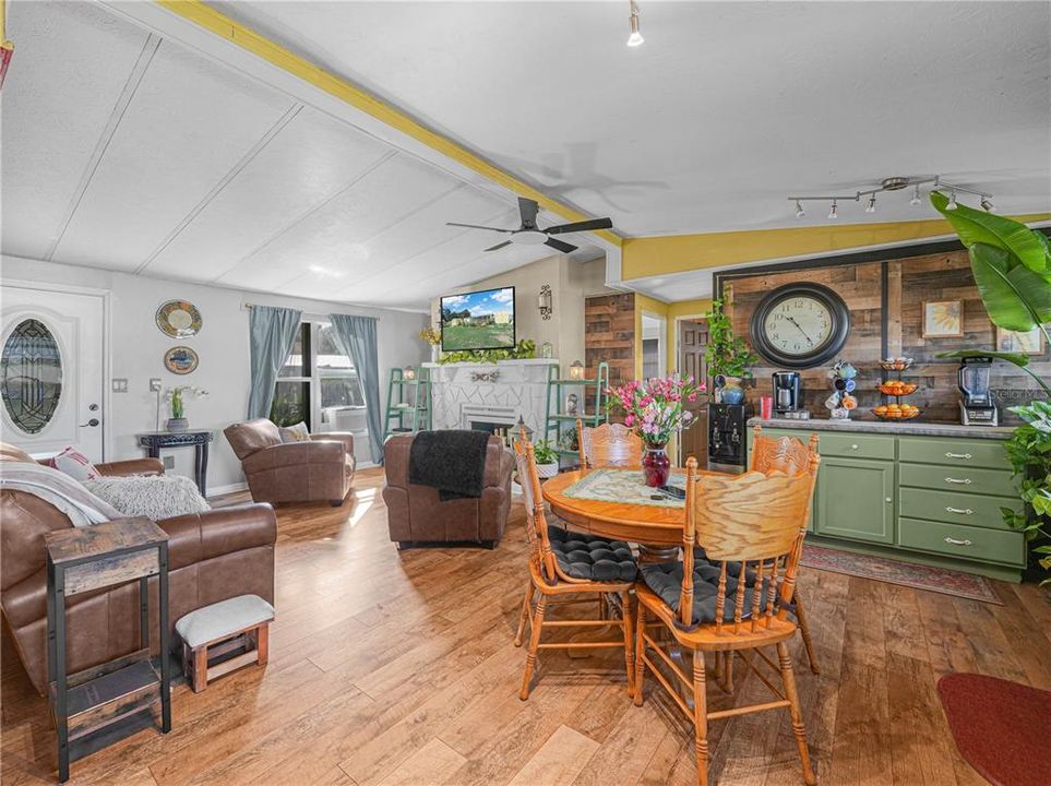 合同活跃: $219,000 (3 贝兹, 1 浴室, 1056 平方英尺)