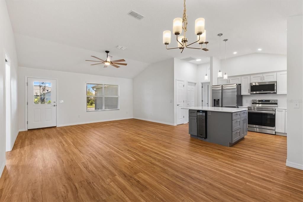 Activo con contrato: $357,500 (3 camas, 2 baños, 1418 Pies cuadrados)