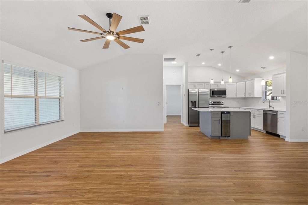 Activo con contrato: $357,500 (3 camas, 2 baños, 1418 Pies cuadrados)