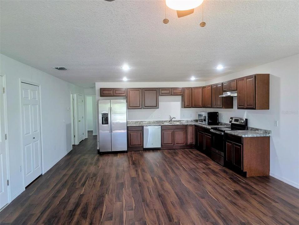 На продажу: $330,000 (3 спален, 2 ванн, 1384 Квадратных фут)