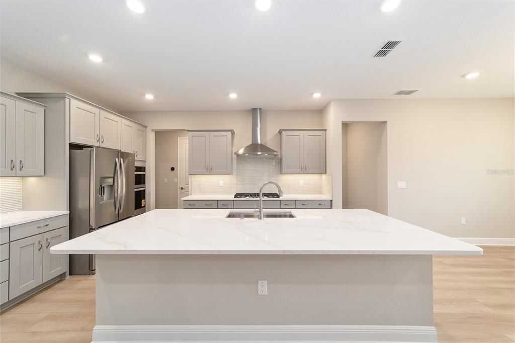 For Sale: $470,000 (3 beds, 3 baths, 2373 Square Feet)