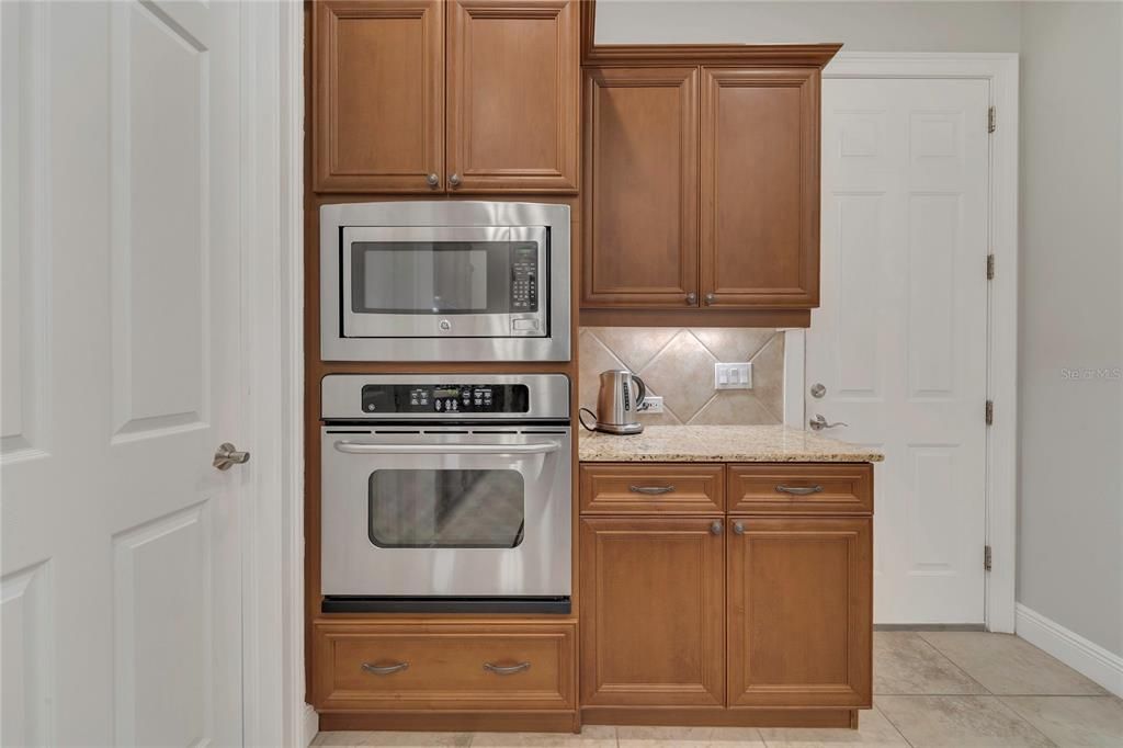 Activo con contrato: $755,000 (3 camas, 3 baños, 2591 Pies cuadrados)