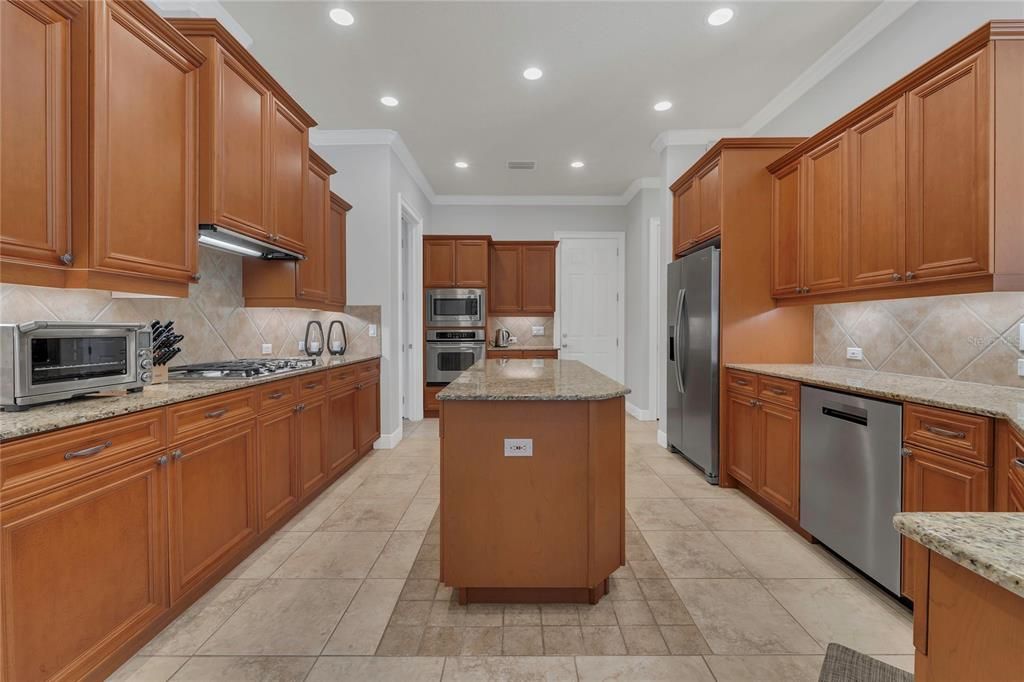 Activo con contrato: $755,000 (3 camas, 3 baños, 2591 Pies cuadrados)