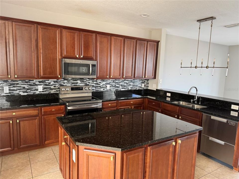 For Rent: $2,950 (3 beds, 2 baths, 2044 Square Feet)