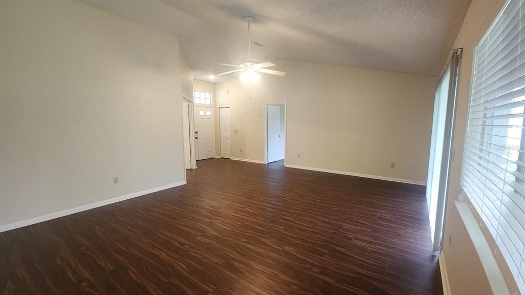 Activo con contrato: $1,800 (3 camas, 2 baños, 1499 Pies cuadrados)