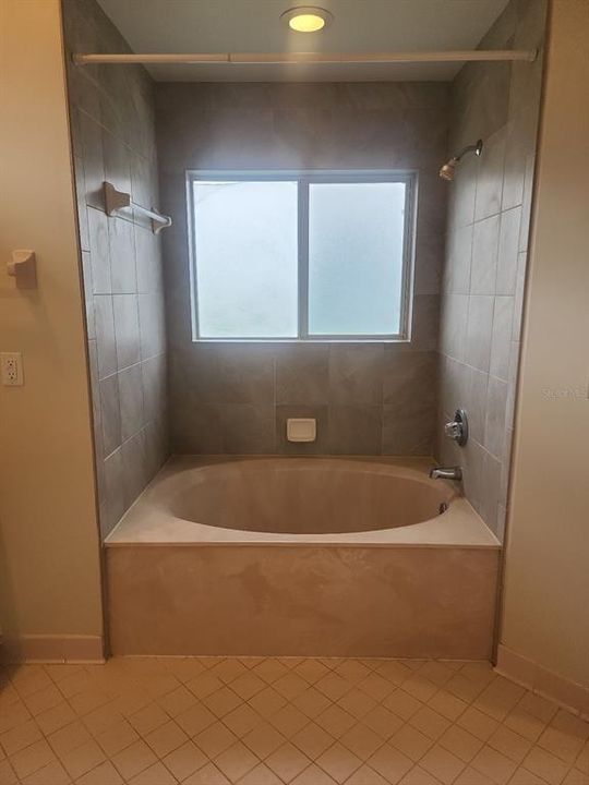 Activo con contrato: $1,800 (3 camas, 2 baños, 1499 Pies cuadrados)