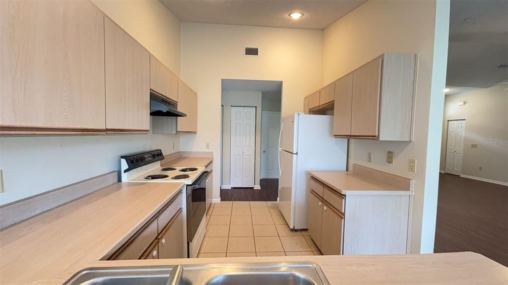 Activo con contrato: $1,800 (3 camas, 2 baños, 1499 Pies cuadrados)