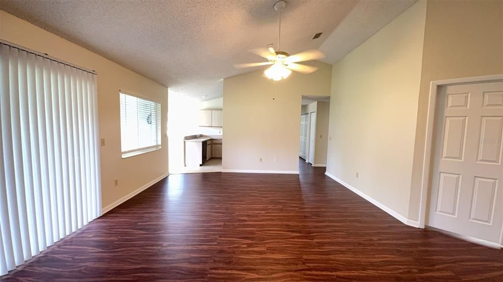 Activo con contrato: $1,800 (3 camas, 2 baños, 1499 Pies cuadrados)