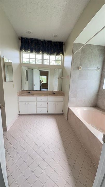 Activo con contrato: $1,800 (3 camas, 2 baños, 1499 Pies cuadrados)