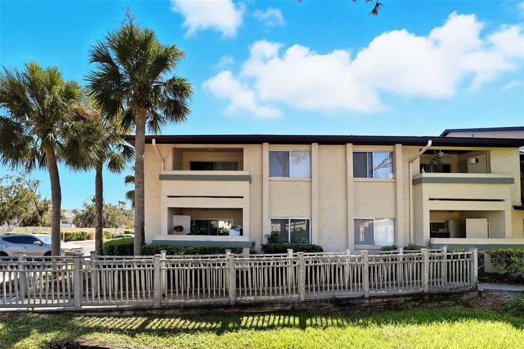 For Rent: $1,275 (1 beds, 1 baths, 742 Square Feet)