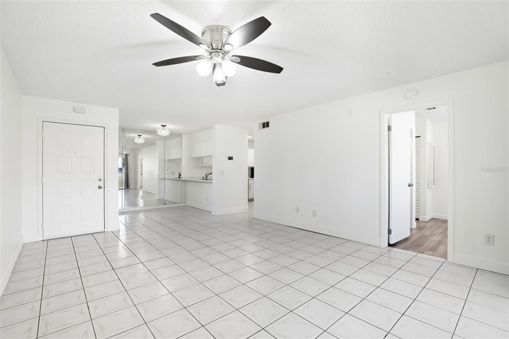 For Rent: $1,275 (1 beds, 1 baths, 742 Square Feet)