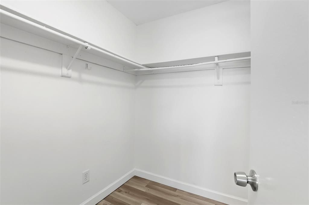 For Rent: $1,275 (1 beds, 1 baths, 742 Square Feet)