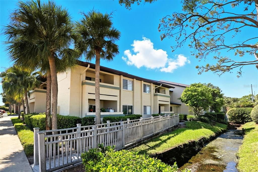 For Rent: $1,275 (1 beds, 1 baths, 742 Square Feet)