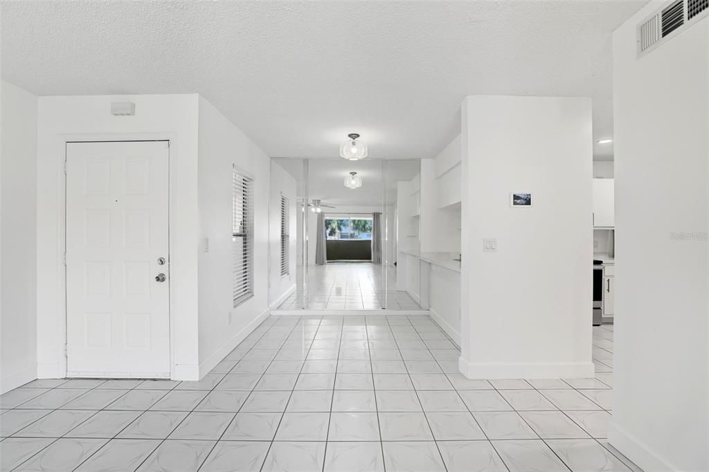 For Rent: $1,275 (1 beds, 1 baths, 742 Square Feet)