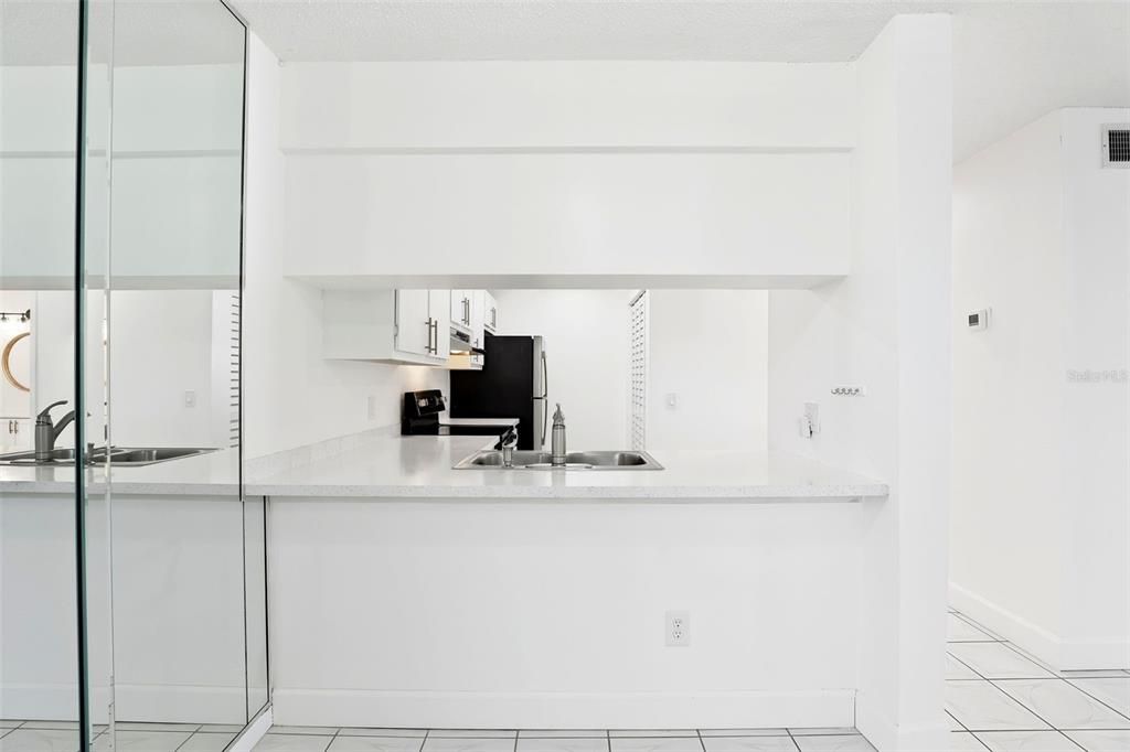 For Rent: $1,275 (1 beds, 1 baths, 742 Square Feet)