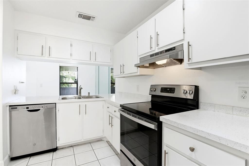 For Rent: $1,275 (1 beds, 1 baths, 742 Square Feet)