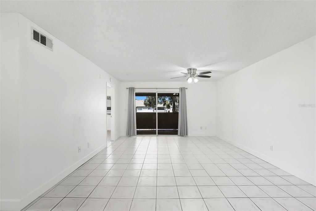 For Rent: $1,275 (1 beds, 1 baths, 742 Square Feet)