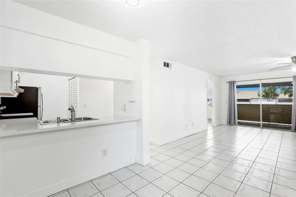 For Rent: $1,275 (1 beds, 1 baths, 742 Square Feet)