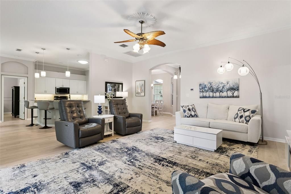 En Venta: $429,900 (3 camas, 2 baños, 2410 Pies cuadrados)