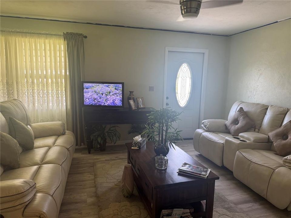For Sale: $145,000 (2 beds, 2 baths, 853 Square Feet)