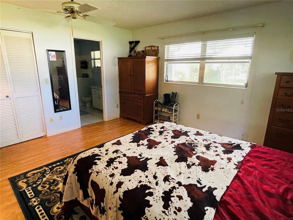 待售: $144,000 (2 贝兹, 2 浴室, 1414 平方英尺)