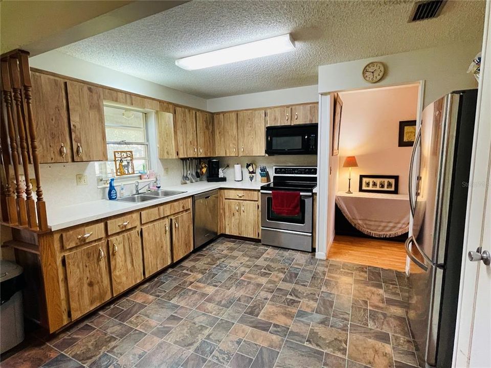 待售: $144,000 (2 贝兹, 2 浴室, 1414 平方英尺)