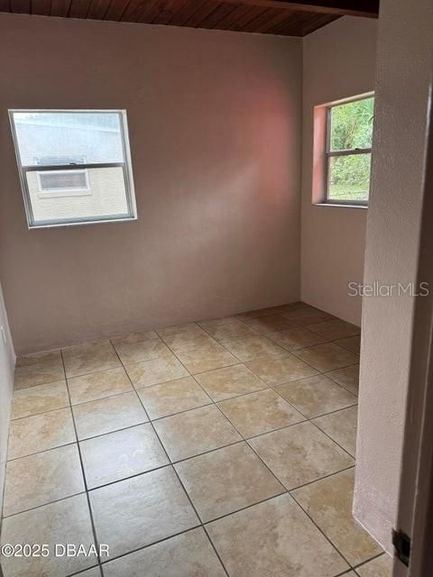 待售: $220,000 (2 贝兹, 1 浴室, 1128 平方英尺)