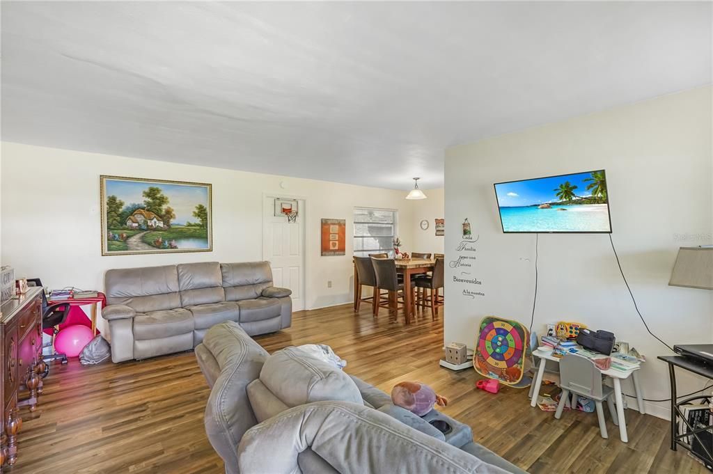 En Venta: $240,000 (3 camas, 2 baños, 1229 Pies cuadrados)