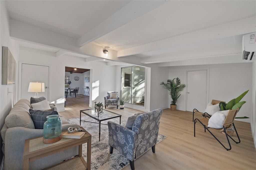 待售: $330,000 (3 贝兹, 1 浴室, 1262 平方英尺)