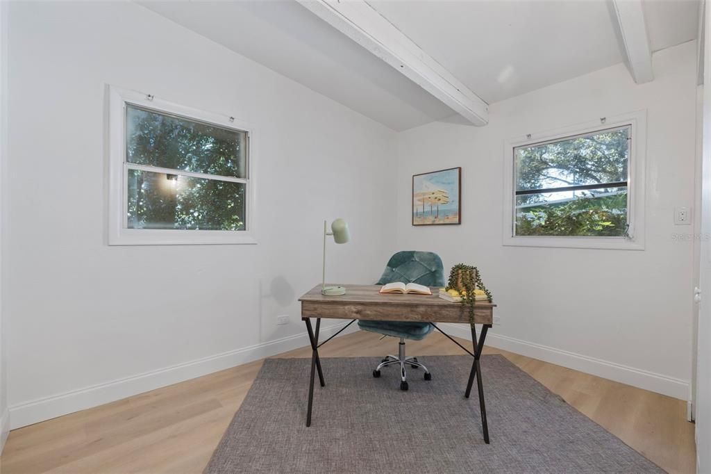 待售: $330,000 (3 贝兹, 1 浴室, 1262 平方英尺)