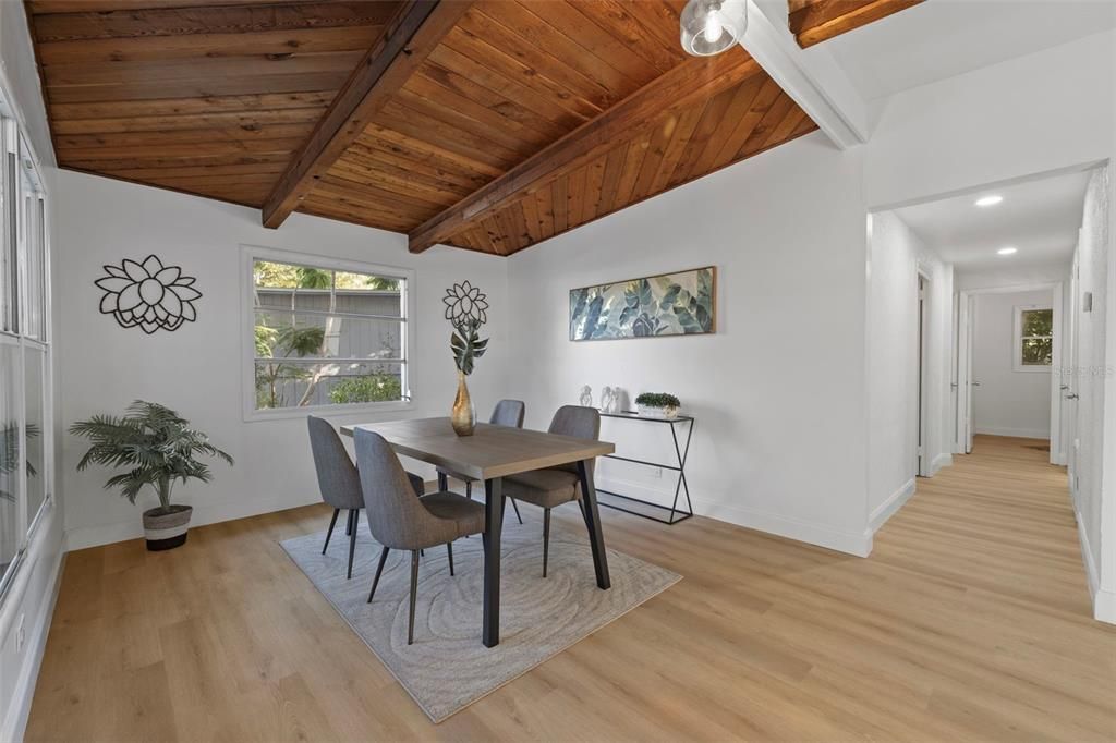 待售: $330,000 (3 贝兹, 1 浴室, 1262 平方英尺)