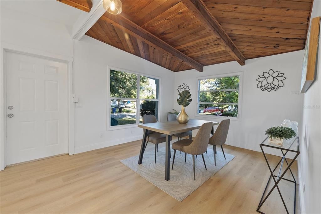 待售: $330,000 (3 贝兹, 1 浴室, 1262 平方英尺)