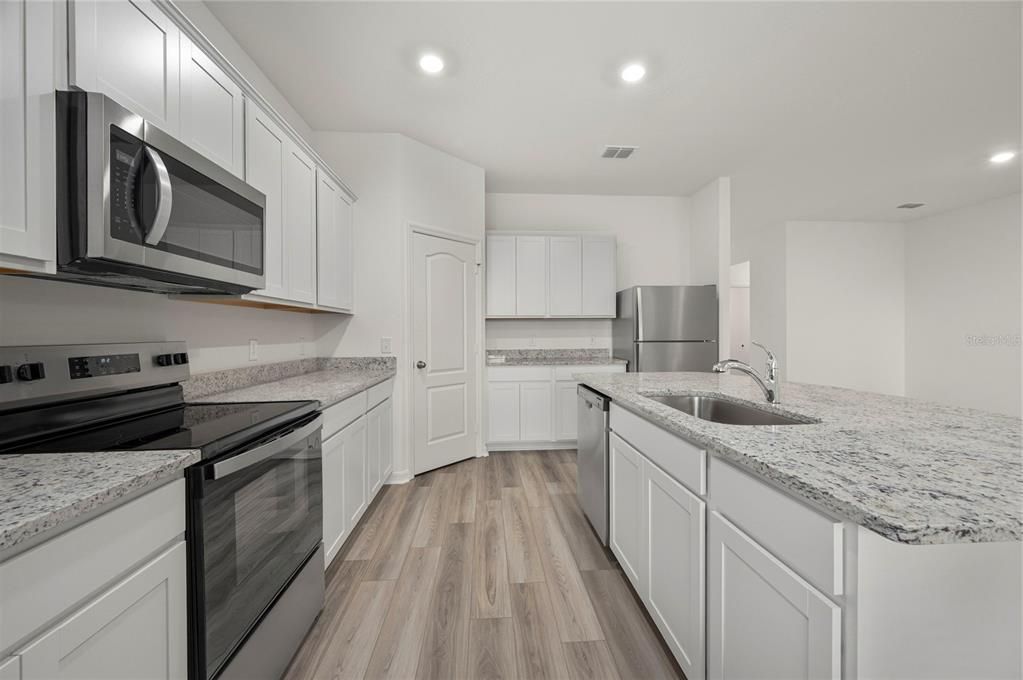 待售: $354,900 (5 贝兹, 3 浴室, 1984 平方英尺)