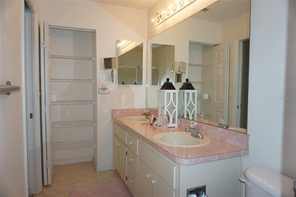 合同活跃: $198,875 (2 贝兹, 2 浴室, 1550 平方英尺)