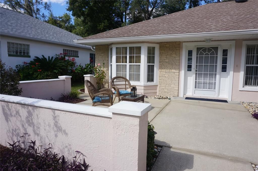 合同活跃: $198,875 (2 贝兹, 2 浴室, 1550 平方英尺)