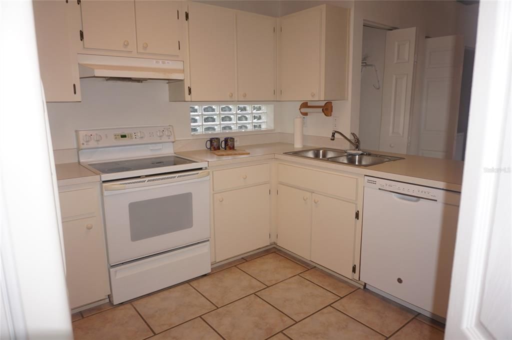 合同活跃: $198,875 (2 贝兹, 2 浴室, 1550 平方英尺)