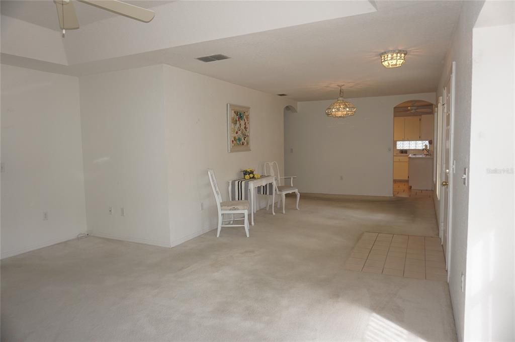 合同活跃: $198,875 (2 贝兹, 2 浴室, 1550 平方英尺)