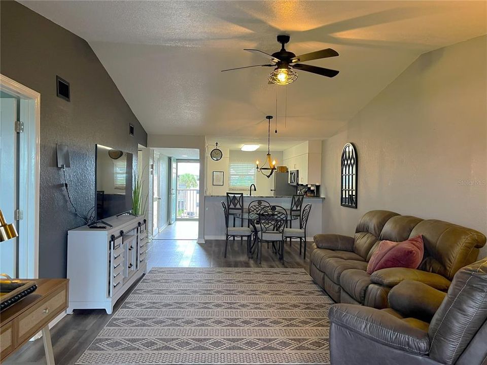 На продажу: $180,000 (2 спален, 2 ванн, 1153 Квадратных фут)