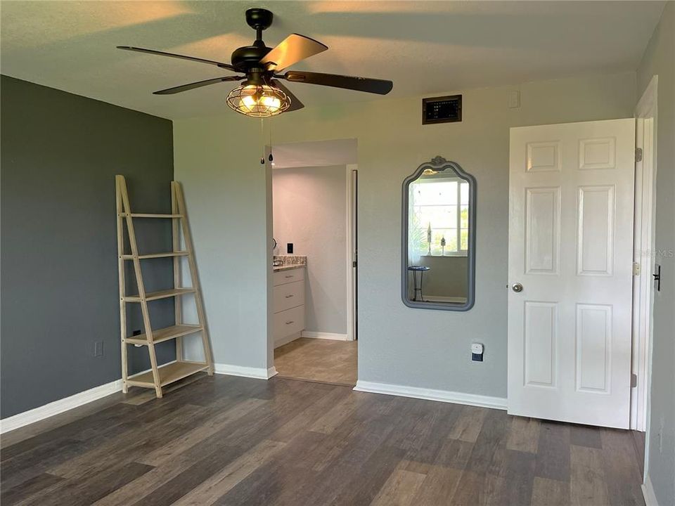 На продажу: $180,000 (2 спален, 2 ванн, 1153 Квадратных фут)