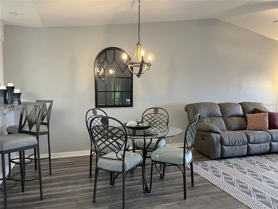 На продажу: $180,000 (2 спален, 2 ванн, 1153 Квадратных фут)