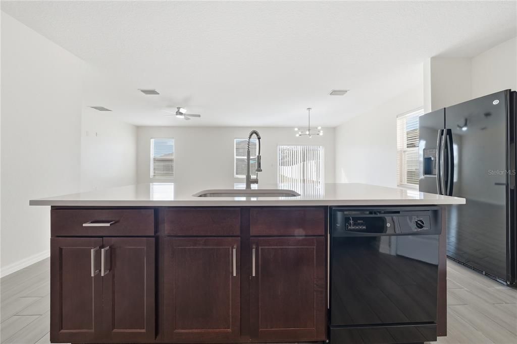 待售: $337,500 (4 贝兹, 2 浴室, 1767 平方英尺)