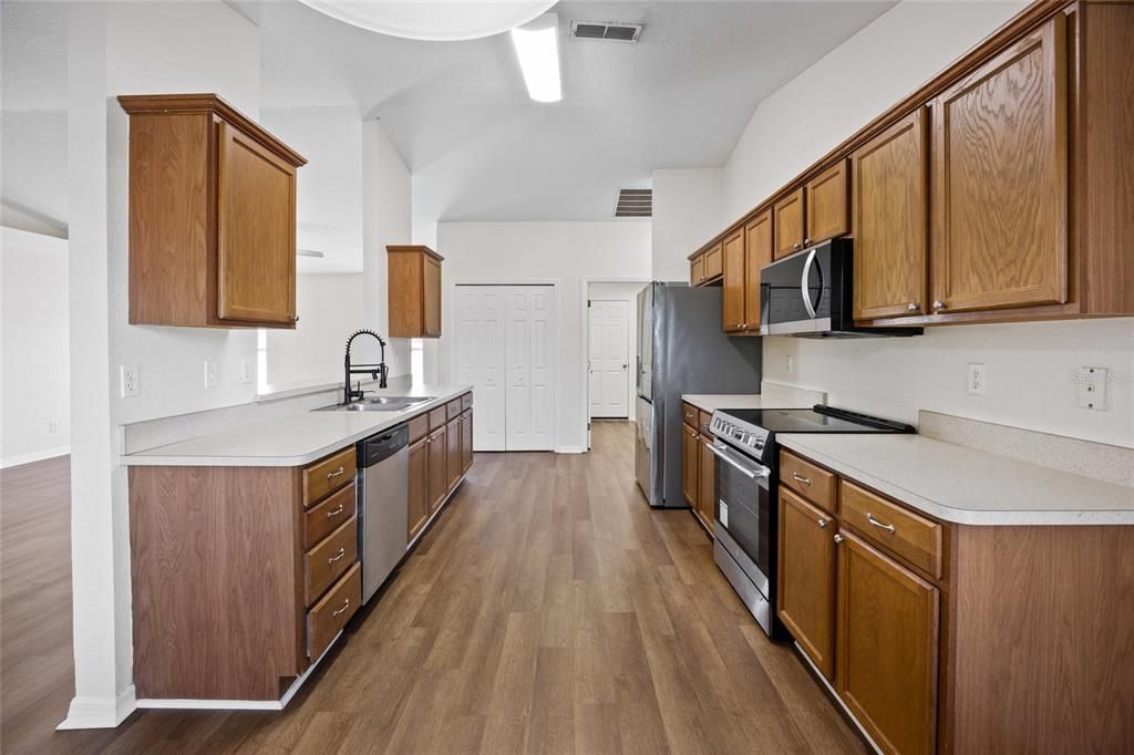 Active With Contract: $240,000 (3 beds, 2 baths, 1475 Square Feet)