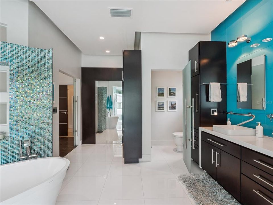 Под контрактом: $2,500,000 (6 спален, 6 ванн, 6000 Квадратных фут)