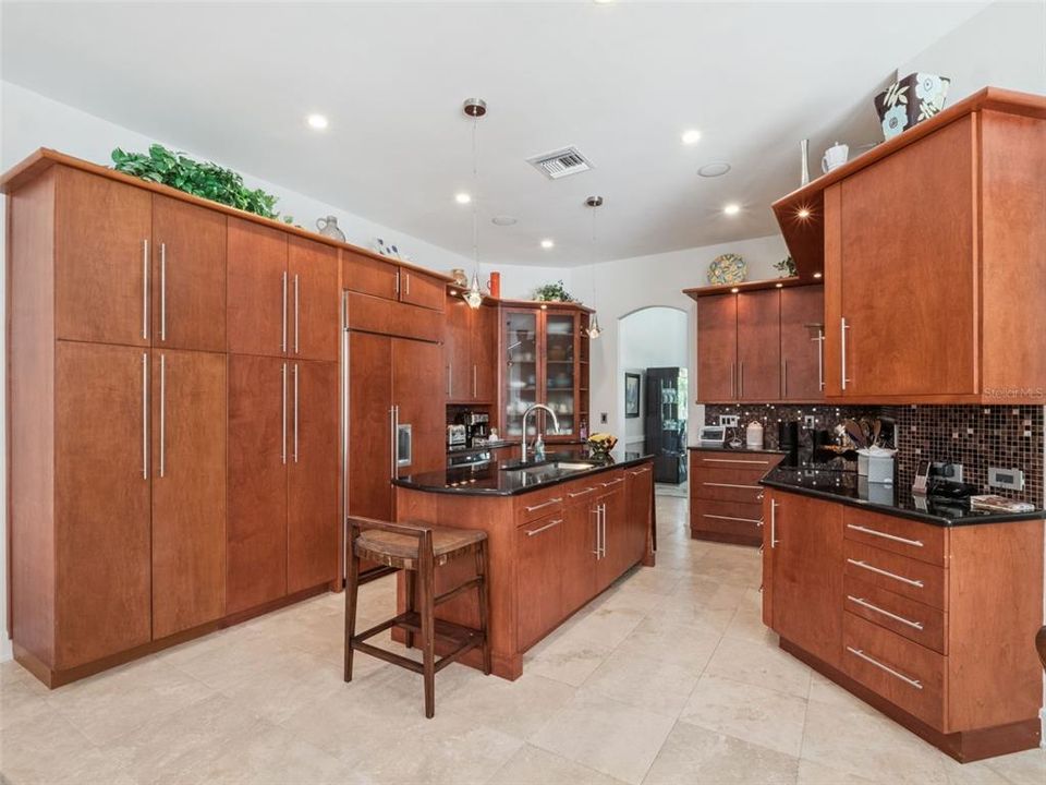 Под контрактом: $2,500,000 (6 спален, 6 ванн, 6000 Квадратных фут)